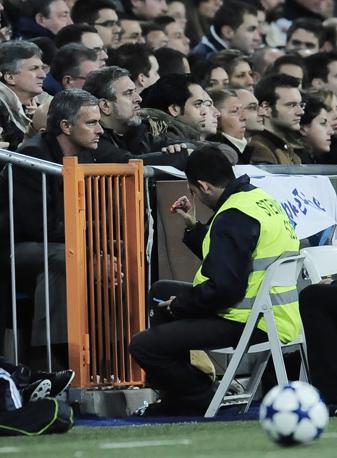 10 novembre 2010. Il portoghese espulso assiste a Real Madrid-Murcia dalla tra i tifosi. Ap